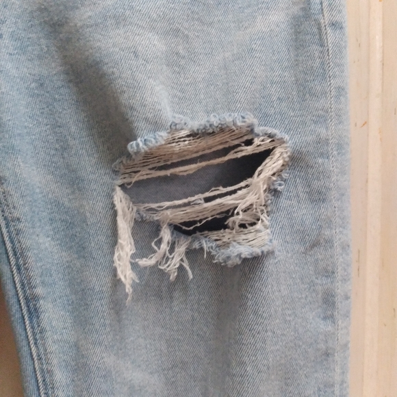 American Eagle Jeans Womens Size 8 Mom Straight Leg Light Wash Distressed - Picture 5 of 11